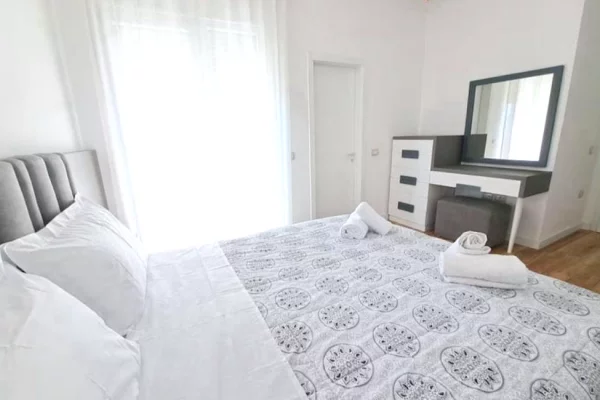 Shtepi me qera 2+1 ne Tirane - 1,000 Euro