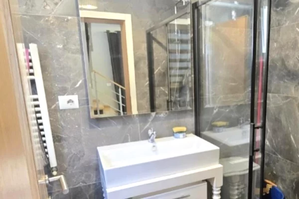 Shtepi me qera Duplex(shtepi me 2 kate) ne Tirane, 3+1, Mobilimi E mobiluar, Pagesa 1,000  Euro.