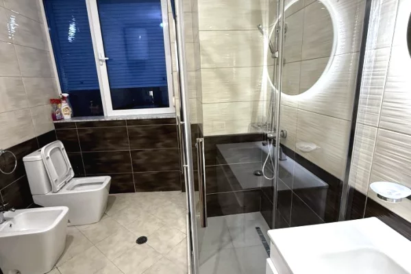 Shtepi me qera Apartament ne Tirane, 2+1, Mobilimi E mobiluar, Pagesa 1,000  Euro.