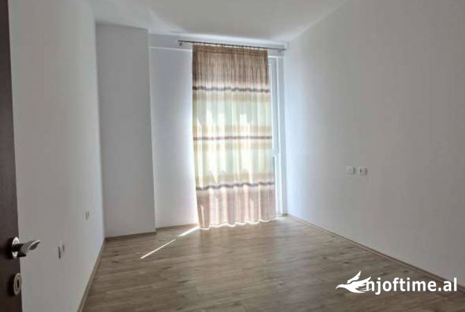 Ambient biznesi me qera 2+1 ne Tirane - 700 Euro