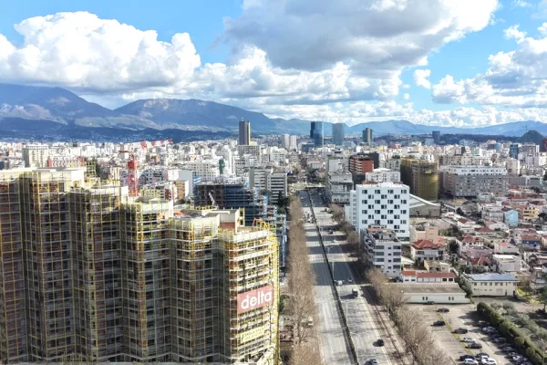 Shtepi ne shitje Apartament ne Tirane, 2+1, Mobilimi Bosh, pa mobiluar, Pagesa 160,000  Euro.