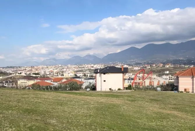 Truall ose Toke  ne Tirane - 560,000 Euro