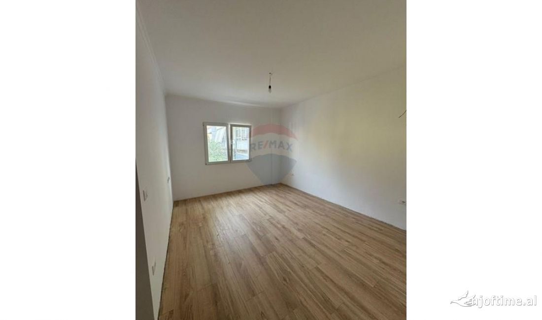 Shtepi ne shitje Apartament ne Tirane, 1+1, Mobilimi Bosh, pa mobiluar, Pagesa 125,000  Euro.