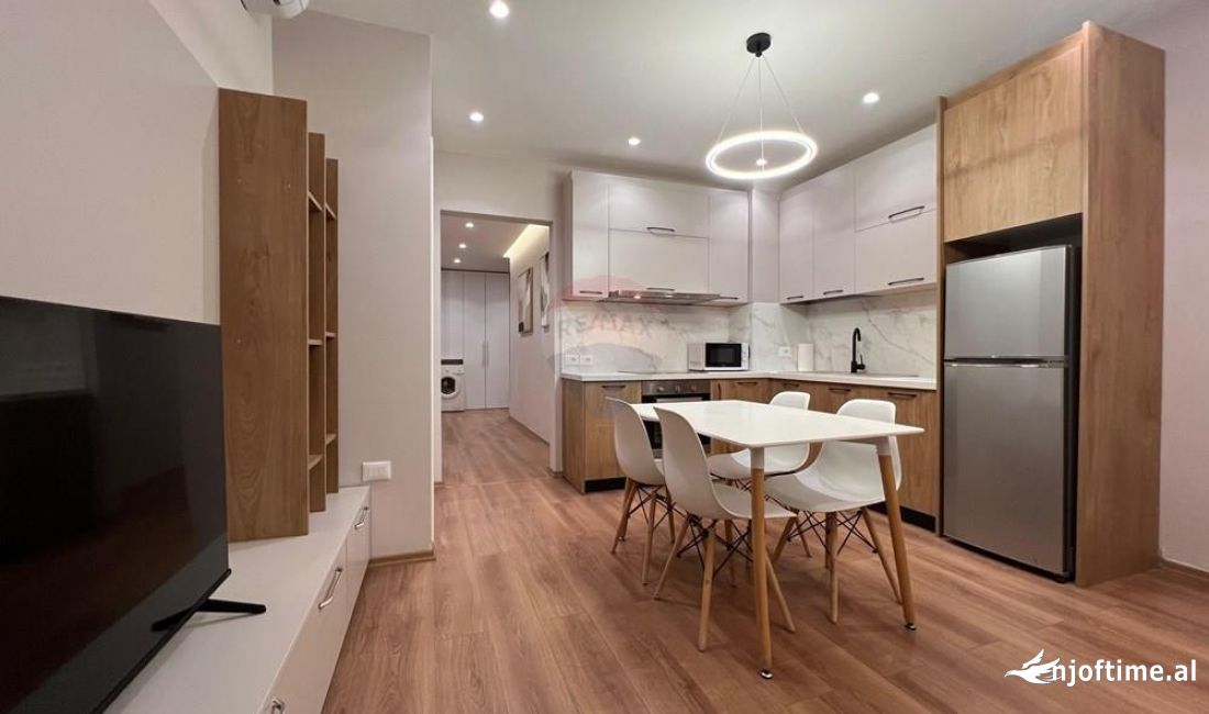 Shtepi ne shitje Apartament ne Tirane, 2+1, Mobilimi E mobiluar, Pagesa 180,000  Euro.