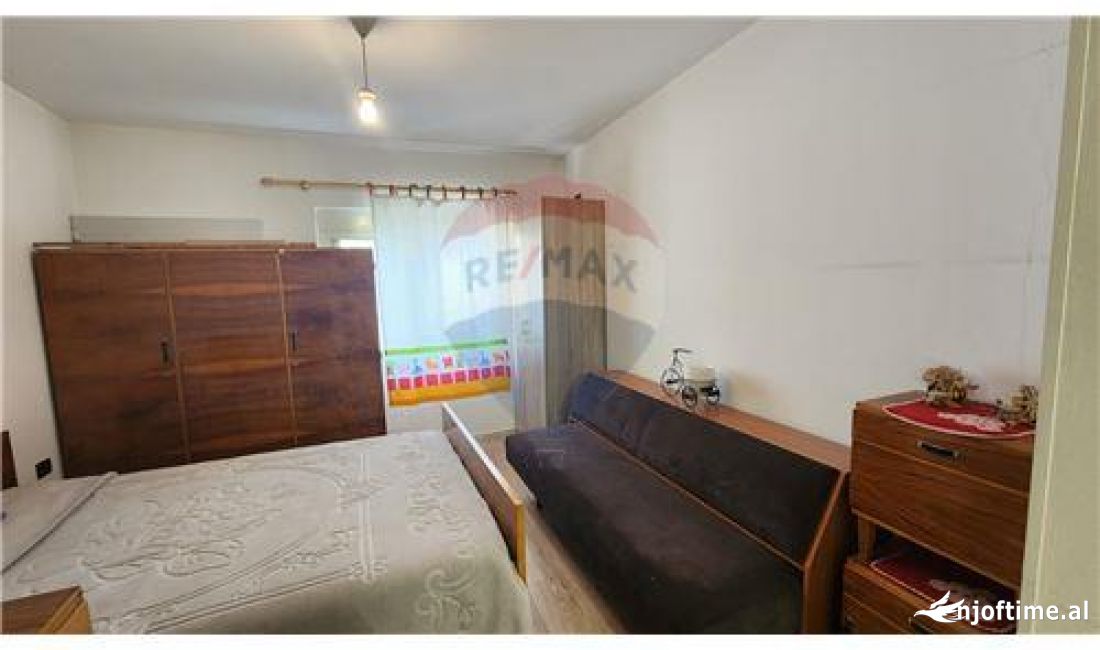 Shtepi me qera Apartament ne Tirane, 2+1, Mobilimi Pjeserisht e mobiluar, Pagesa 400  Euro.