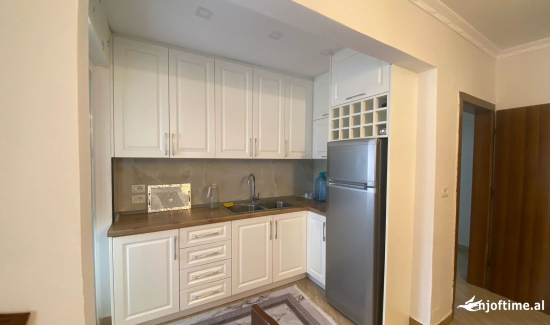 Shtepi ne shitje Apartament ne Tirane, 2+1, Mobilimi E mobiluar, Pagesa 117,000  Euro.