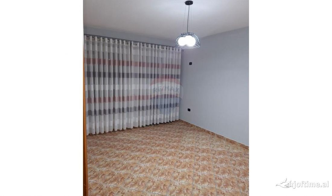 Shtepi ne shitje Apartament ne Tirane, 2+1, Mobilimi Bosh, pa mobiluar, Pagesa 158,000  Euro.