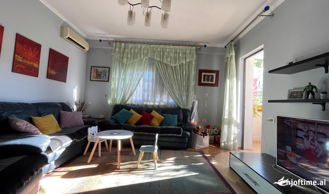 Shtepi ne shitje Apartament ne Tirane, 3+1, Mobilimi E mobiluar, Pagesa 280,000  Euro.