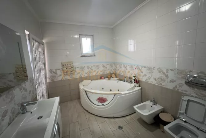 Shtepi me qera 2+1 ne Tirane - 1,200 Euro