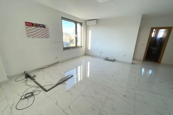 Business Property for Rent 3+1 in Tirana - 70,000 Leke