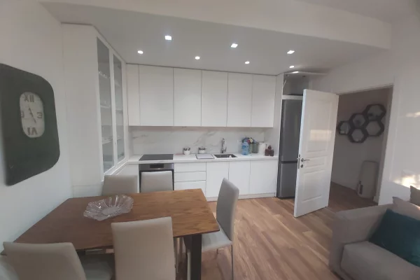 Shtepi ne shitje Apartament ne Tirane, 2+1, Mobilimi E mobiluar, Pagesa 192,000  Euro.