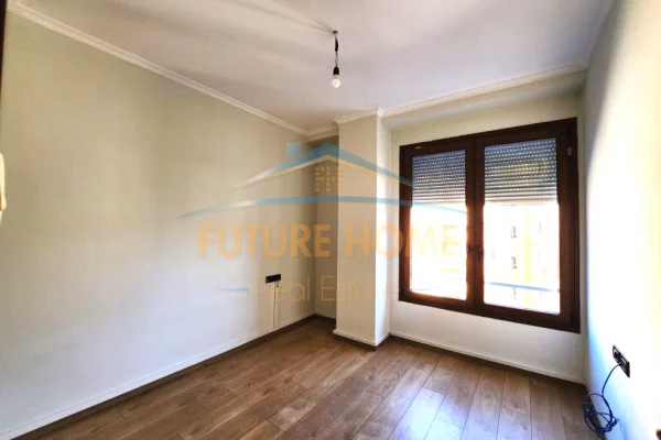 Ambiente Commerciale in Affitto 3+1 a Tirana - 85,000 Leke