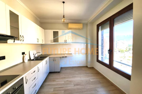 Ambiente Commerciale in Affitto 3+1 a Tirana - 85,000 Leke