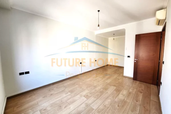 Ambiente Commerciale in Affitto 3+1 a Tirana - 880 Euro