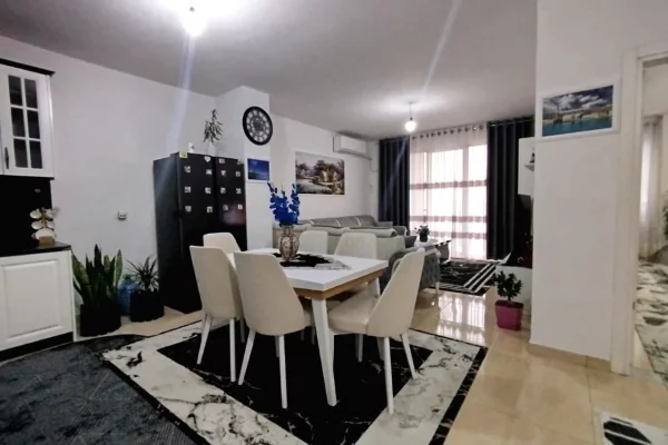 Shtepi ne shitje Apartament ne Tirane, 1+1, Mobilimi E mobiluar, Pagesa 120,000  Euro.