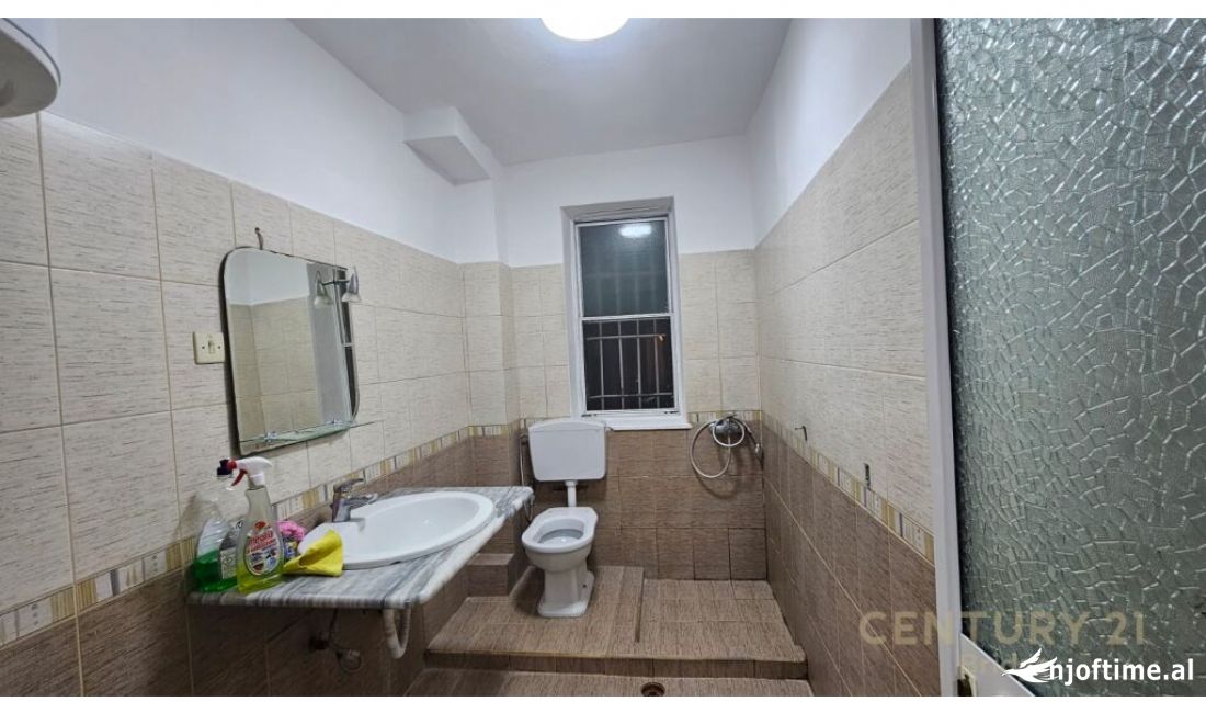 Shtepi ne shitje Apartament ne Tirane, 1+1, Mobilimi Bosh, pa mobiluar, Pagesa 88,000  Euro.