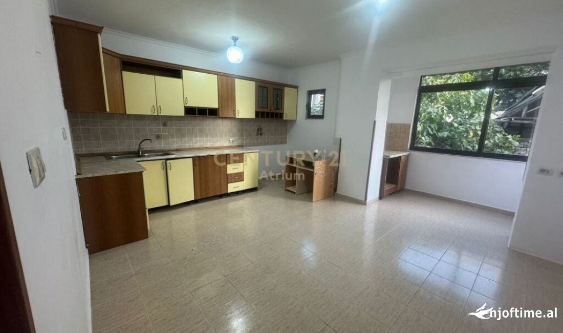 Shtepi ne shitje Apartament ne Tirane, 1+1, Mobilimi Bosh, pa mobiluar, Pagesa 68,000  Euro.