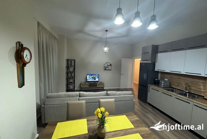 Jepet me qera apartament 2+1 790 Euro Pazari Ri 