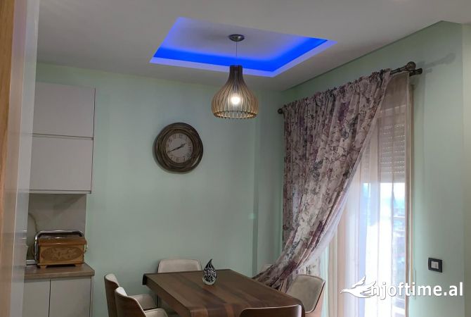 Shitet apartament 3+1+2+ vend parkimi 145.000 Euro Fresk 