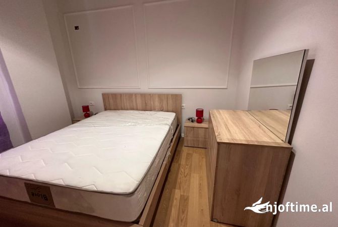 Jepet me qera apartament 2+1 850 Euro Petro Nini Luarasi 
