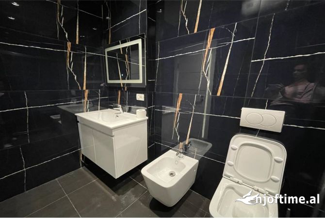 Shtepi ne shitje Apartament ne Vlore, Garsoniere, Mobilimi E mobiluar, Pagesa 77,000  Euro.