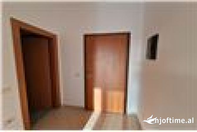 Shtepi ne shitje Apartament ne Vlore, 2+1, Mobilimi Pjeserisht e mobiluar, Pagesa 143,000  Euro.