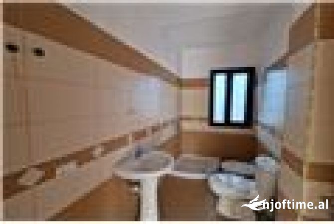 Shtepi ne shitje Apartament ne Vlore, 2+1, Mobilimi Pjeserisht e mobiluar, Pagesa 143,000  Euro.