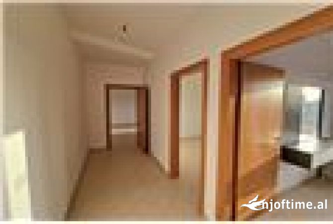 Shtepi ne shitje Apartament ne Vlore, 2+1, Mobilimi Pjeserisht e mobiluar, Pagesa 143,000  Euro.