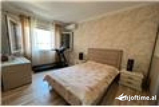 Shtepi ne shitje Apartament ne Vlore, 3+1, Mobilimi E mobiluar, Pagesa 318,000  Euro.