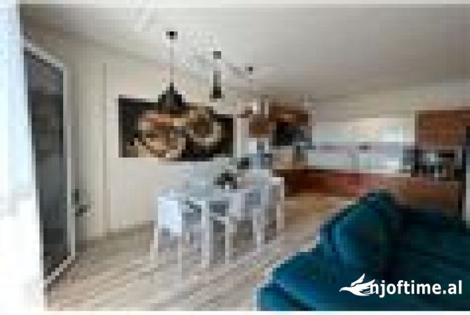 Shtepi ne shitje Apartament ne Vlore, 3+1, Mobilimi E mobiluar, Pagesa 318,000  Euro.