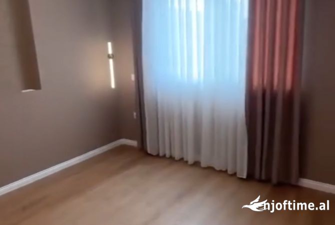 Shtepi ne shitje Apartament ne Tirane, 2+1, Mobilimi Pjeserisht e mobiluar, Pagesa 165,000  Euro.