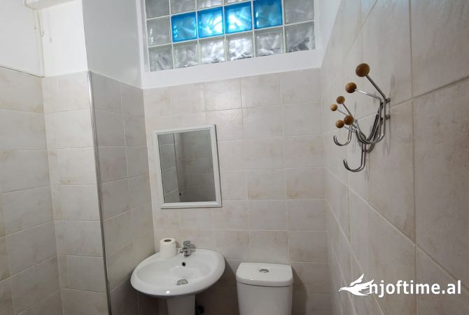 Shtepi ne shitje Apartament ne Tirane, 2+1, Mobilimi E mobiluar, Pagesa 136,500  Euro.