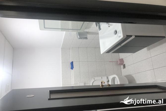 Shtepi me qera Apartament ne Tirane, 3+1, Mobilimi Bosh, pa mobiluar, Pagesa 1,810  Euro.