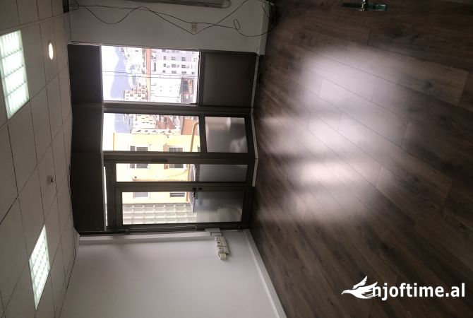 Shtepi me qera 3+1 ne Tirane - 1,810 Euro
