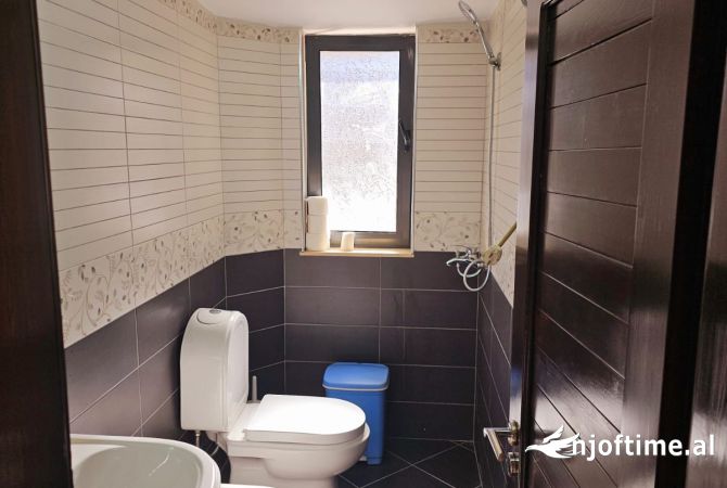 Ambient biznesi me qera 3+1 ne Tirane - 50,000 Leke