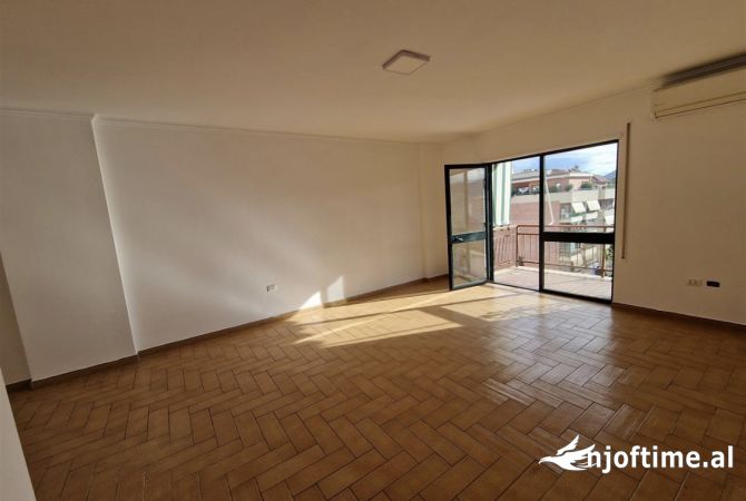 Ambient biznesi me qera 3+1 ne Tirane - 2,000 Euro