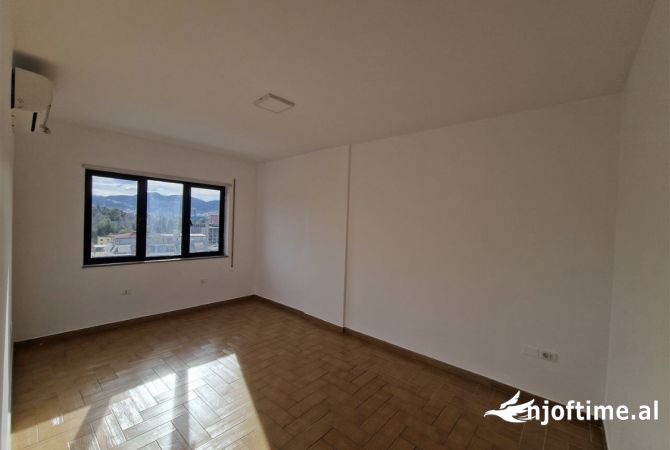 Ambient biznesi me qera 3+1 ne Tirane - 2,000 Euro