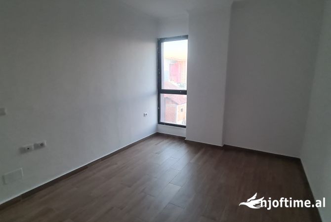 Shtepi me qera Apartament ne Tirane, 2+1, Mobilimi Bosh, pa mobiluar, Pagesa 400  Euro.