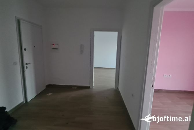 Shtepi me qera Apartament ne Tirane, 2+1, Mobilimi Bosh, pa mobiluar, Pagesa 400  Euro.