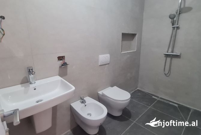 Shtepi ne shitje Apartament ne Tirane, 2+1, Mobilimi Bosh, pa mobiluar, Pagesa 173,000  Euro.