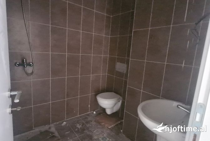 Shtepi ne shitje Apartament ne Tirane, 2+1, Mobilimi Bosh, pa mobiluar, Pagesa 157,500  Euro.