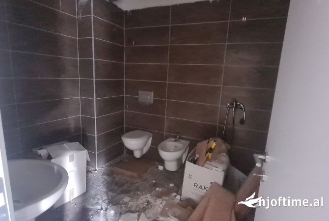 Shtepi ne shitje Apartament ne Tirane, 2+1, Mobilimi Bosh, pa mobiluar, Pagesa 157,500  Euro.
