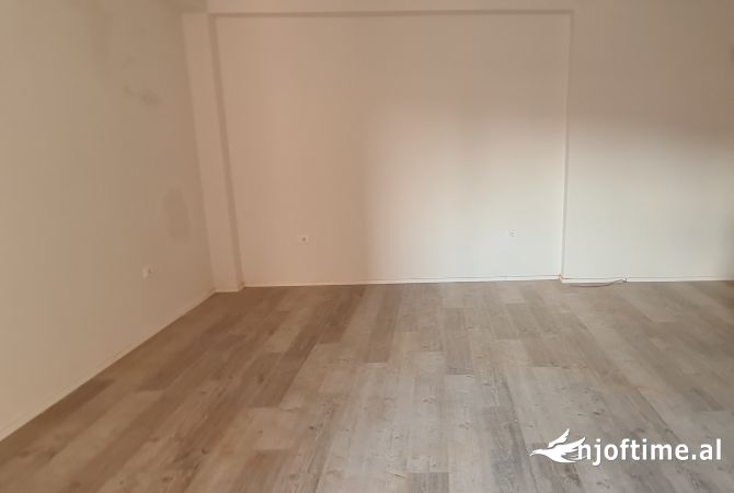 Shtepi ne shitje Apartament ne Tirane, 2+1, Mobilimi Bosh, pa mobiluar, Pagesa 157,500  Euro.