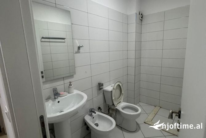 Shtepi me qera Apartament ne Tirane, 2+1, Mobilimi E mobiluar, Pagesa 55,000  Leke.