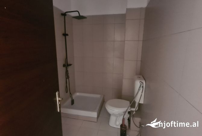 Shtepi ne shitje Apartament ne Tirane, 2+1, Mobilimi Pjeserisht e mobiluar, Pagesa 125,000  Euro.