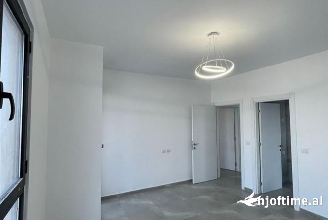 Shtepi ne shitje Apartament ne Tirane, 3+1, Mobilimi Bosh, pa mobiluar, Pagesa 158,000  Euro.