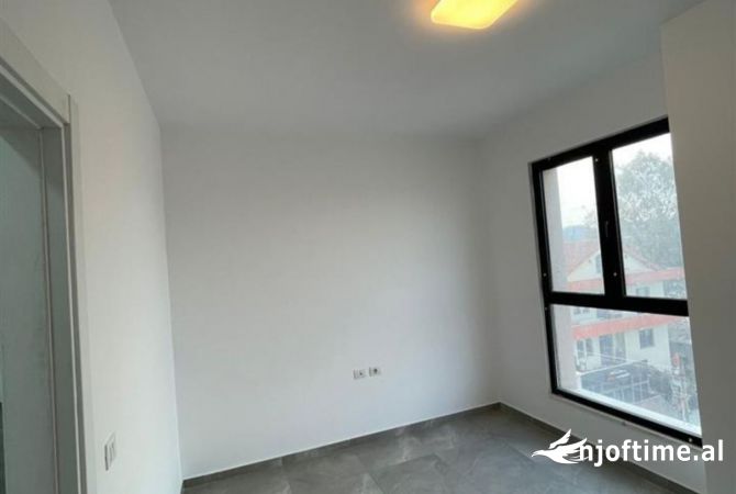 Shtepi ne shitje Apartament ne Tirane, 3+1, Mobilimi Bosh, pa mobiluar, Pagesa 158,000  Euro.