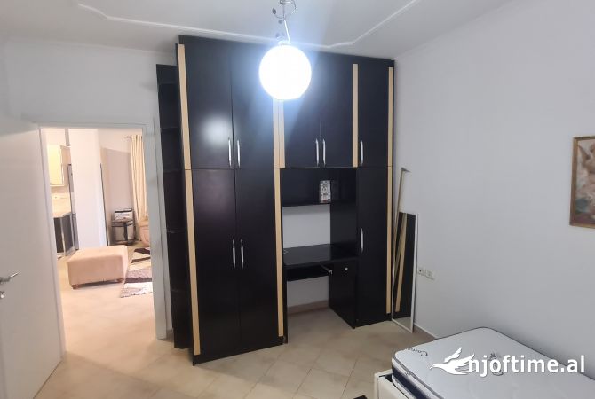Shtepi me qera Apartament ne Tirane, 2+1, Mobilimi E mobiluar, Pagesa 700  Euro.