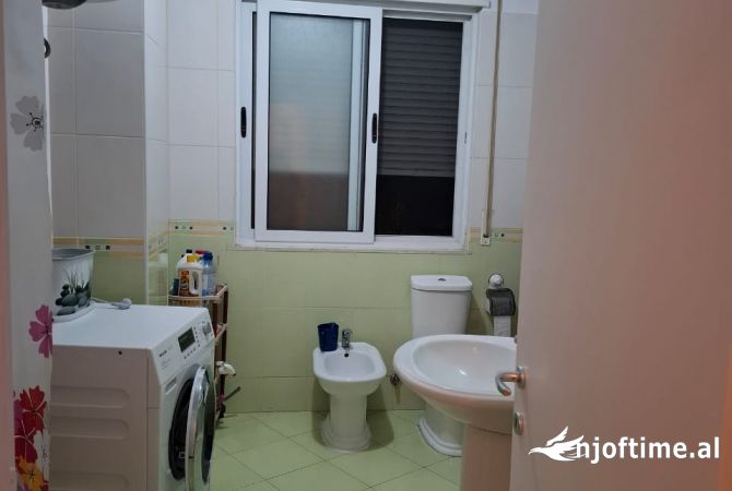 Shtepi me qera Apartament ne Tirane, 2+1, Mobilimi E mobiluar, Pagesa 42,000  Leke.