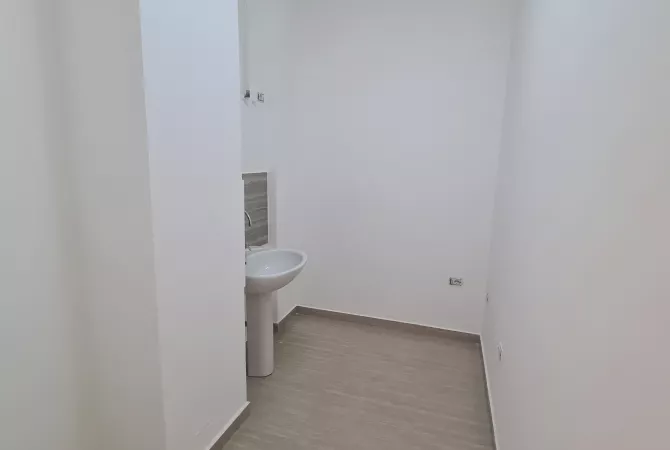 Shitet dyqan te Maternitetini Ri